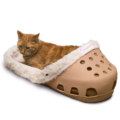 Un coussin Crocs géant pour chats / chiens | Topito Un coussin Crocs géant pour chats / chiens | Topito