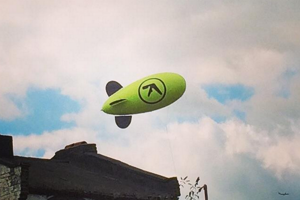there-was-a-aphex-twin-blimp-flying-over-london-today_resultat