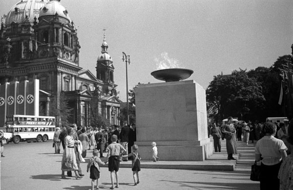 Olympic_Fire_in_Berlin_1936