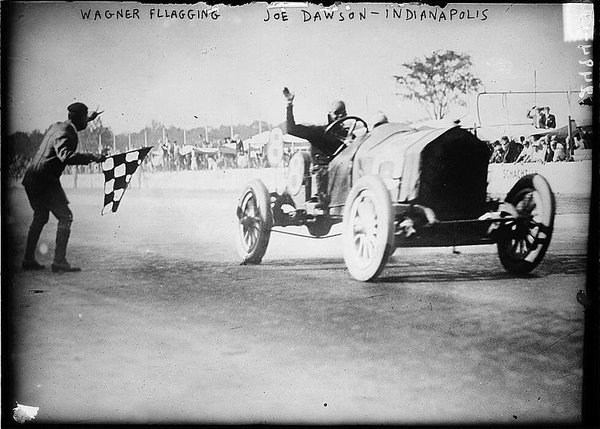 1912_Indianapolis_500,_Joe_Dawson_winning