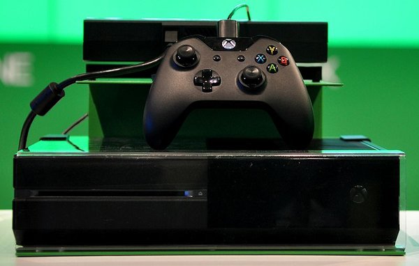 800px-Xbox_One_console_and_controller_at_Gamescom_2013