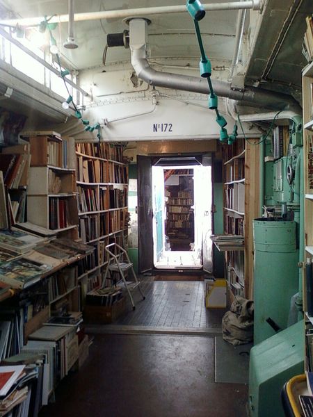 une-librairie-francaise-investit-un-vieux-train-et-vous-invite-a-feuilleter-quelques-livres6_resultat