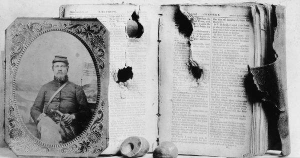 The bible and the two bullets it stopped from killing Union Private Walter G. Jones of the 8th New York Cavalry at the battles of Cedar Creek and Appomattox in 1864-1865_resultat