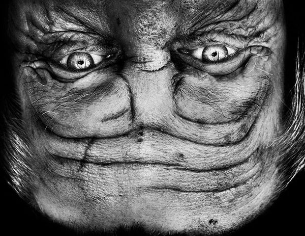 upside-down-portraits-alienation-anelia-loubser-111_resultat