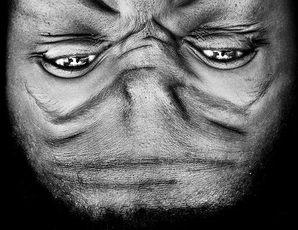 upside-down-portraits-alienation-anelia-loubser-121_resultat