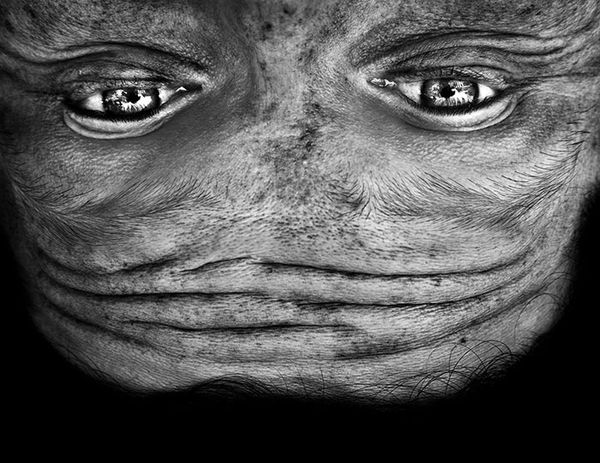 upside-down-portraits-alienation-anelia-loubser-131_resultat