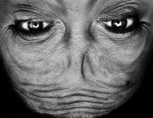 upside-down-portraits-alienation-anelia-loubser-21_resultat