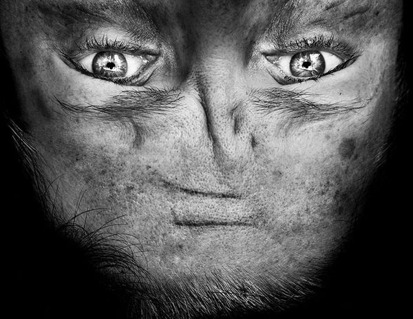 upside-down-portraits-alienation-anelia-loubser-31_resultat