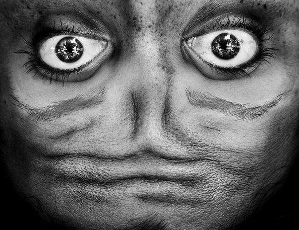 upside-down-portraits-alienation-anelia-loubser-61_resultat