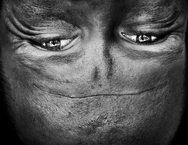 upside-down-portraits-alienation-anelia-loubser-71_resultat