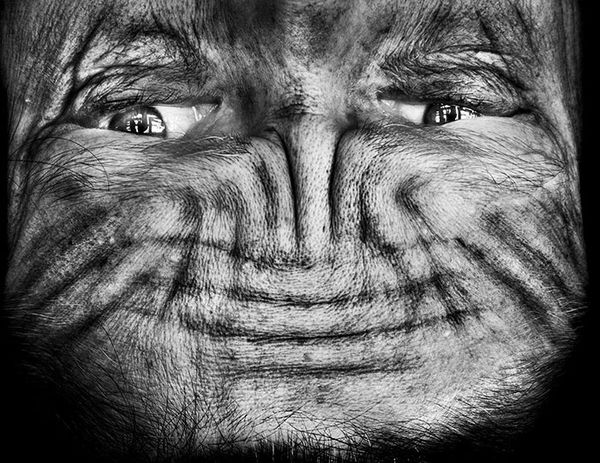 upside-down-portraits-alienation-anelia-loubser-81_resultat