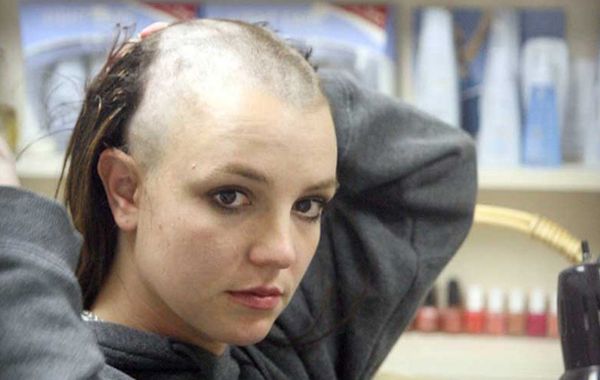 Britney-Spears-shaving-her-head-2007_resultat