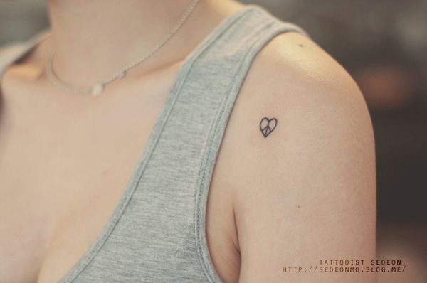 minimalistic-feminine-discreet-tattoo-seoeon-19_resultat