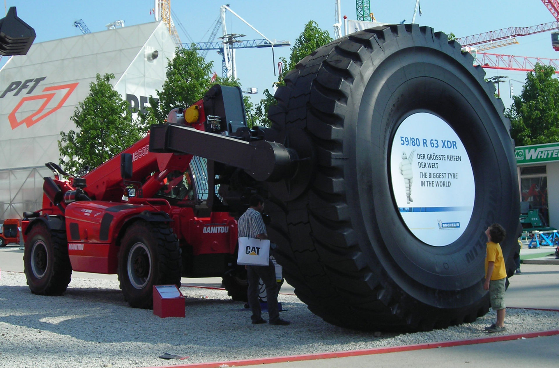 -Michelin_59_R_63_XDR_tyre_-_biggest_wheel