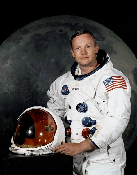 640px-Neil_Armstrong_pose