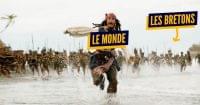Jack Sparrow court devant une horde de bretons