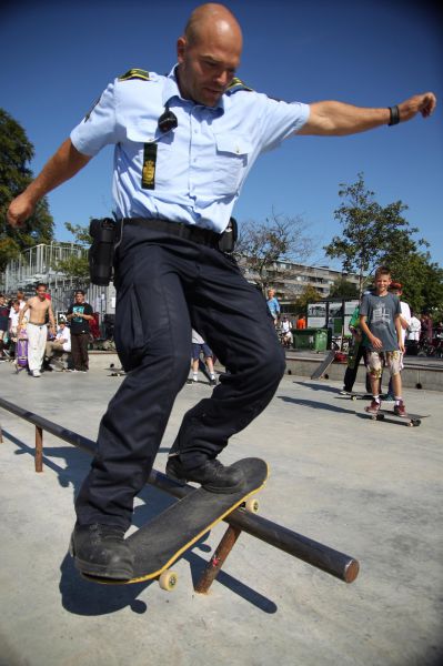 cop-skataboard