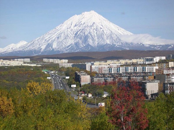 Koryaksky_volcano_Petropavlovsk-Kamchatsky_oct-2005