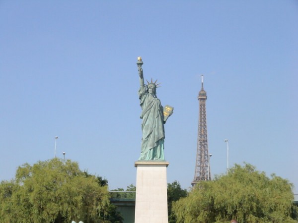 Statue-de-la-Liberté-Ile-des-Cygnes-V.-Gubina-Wikimedia-Commons