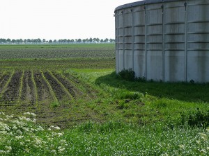 800px-A_manure_storage_silo_in_the_fields_near_Smilde,_Netherlands,_spring_2012