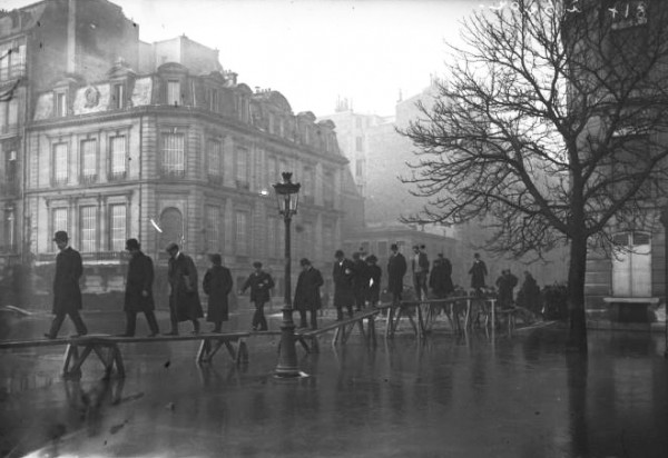 04 Paris_1910_Inondation_avenue_Montaigne_(3)