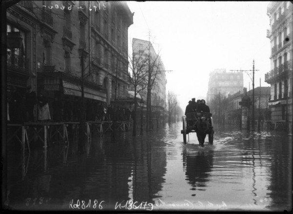 La_rue_de_la_Convention_lors_des_inondations_de_1910