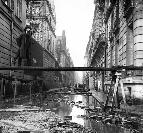 Paris_1910_Inondation_rue_de_Bellechasse_(1)