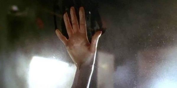 Rose's hand making a trace on the fog in titanic